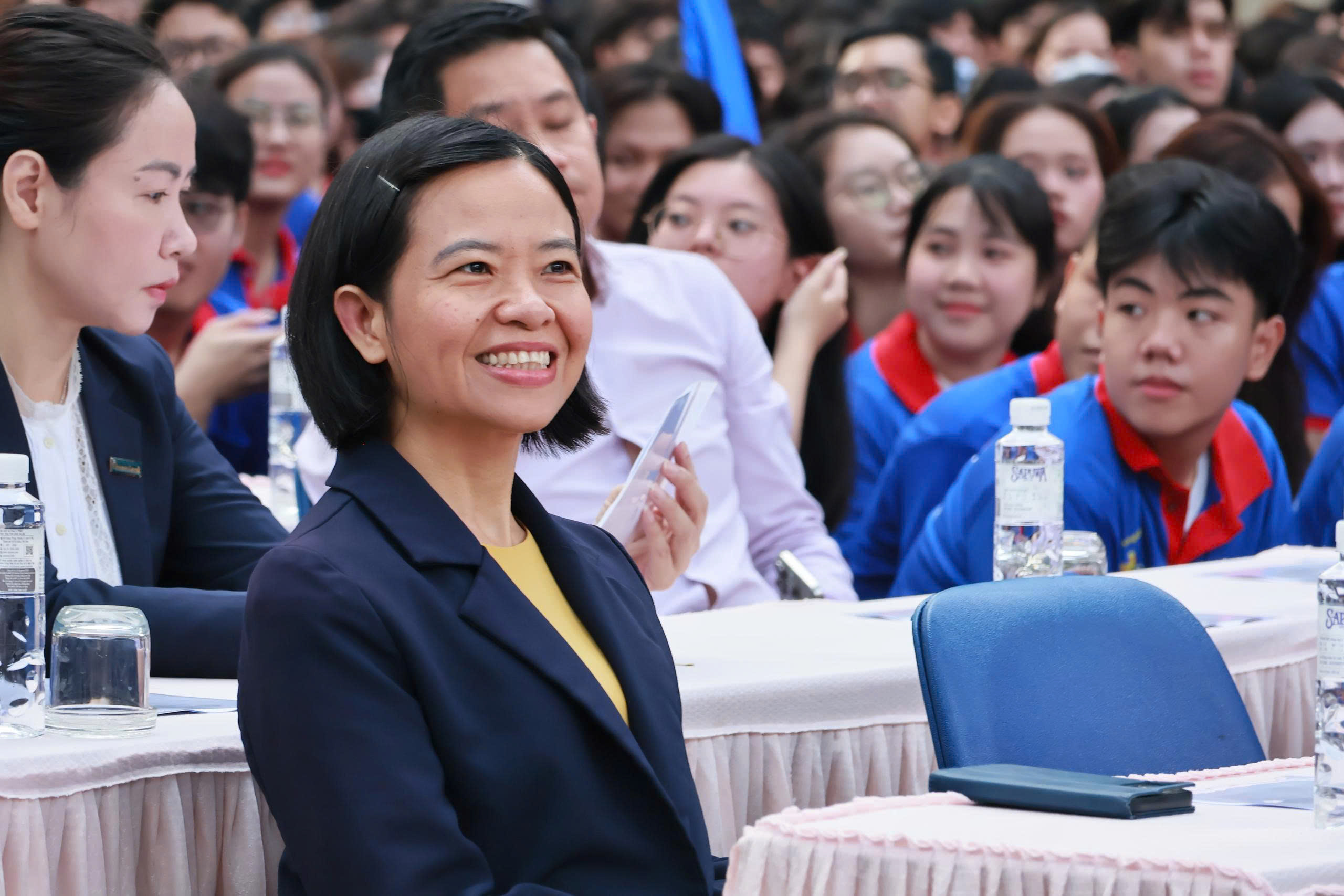 Bà Trần Phương Nga, CEO Tập đoàn Thiên Long: Thi cử nhẹ nhàng - Triệu trái tim hướng về thí sinh (1)